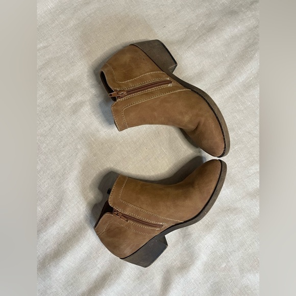 Maurices tan faux suede ankle boots Size 6 - Picture 2 of 10